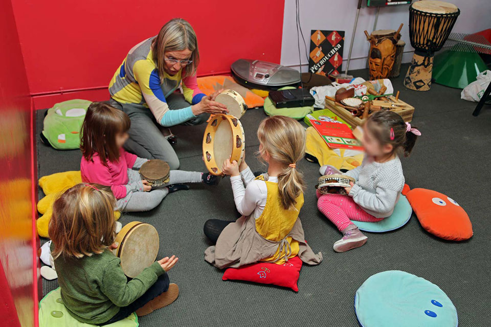 Cours d'éveil musical à l'aide de percutions