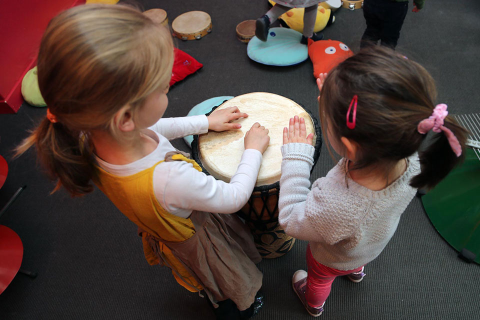 Deux enfants jouant ensemble sur un instrument de musique à percutions