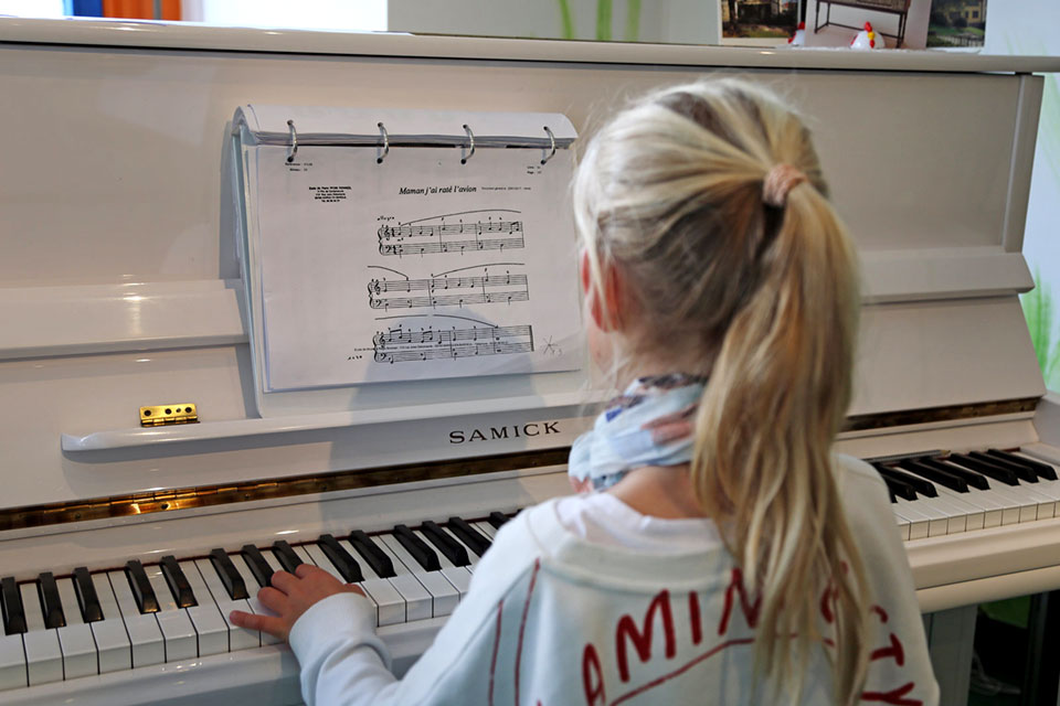 Petite fille jouant du piano
