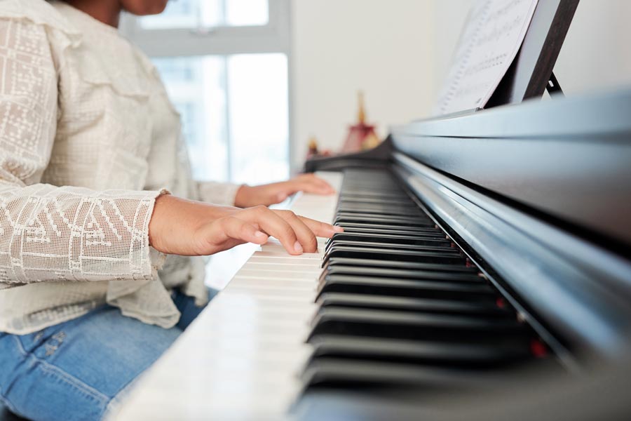 Jeune fille apprenant le piano