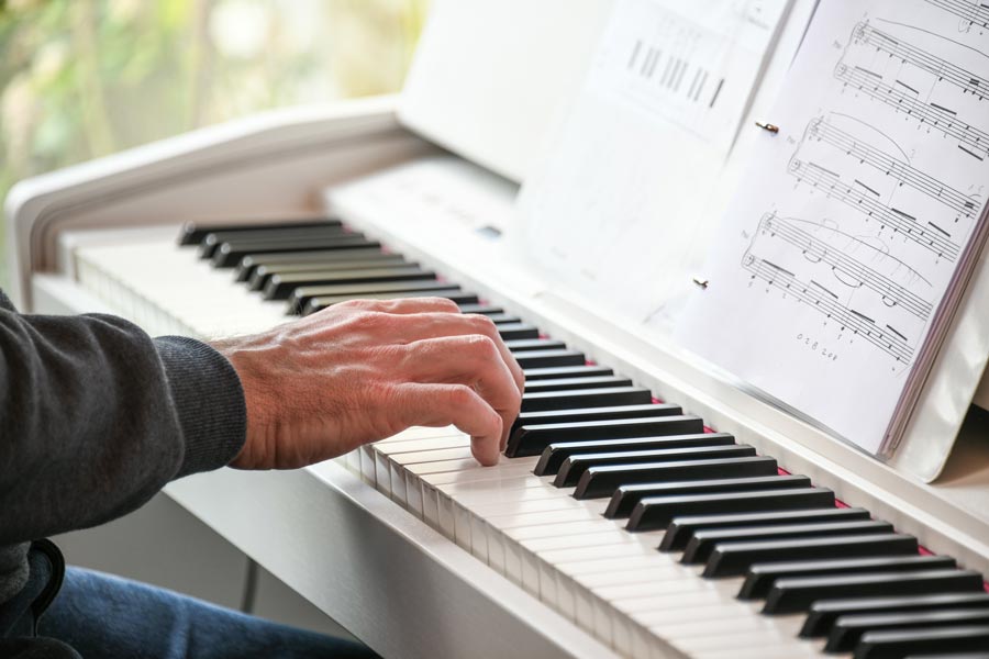 Mains jouant du piano