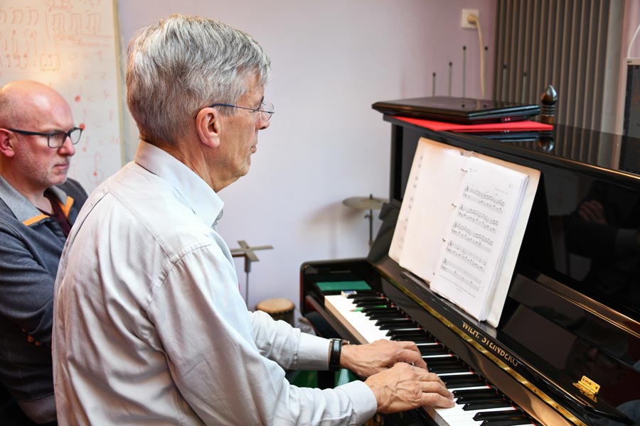 Professeur apprenant à son élève à jouer du piano