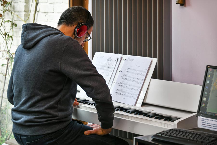 Homme adulte révisant un morceau de piano